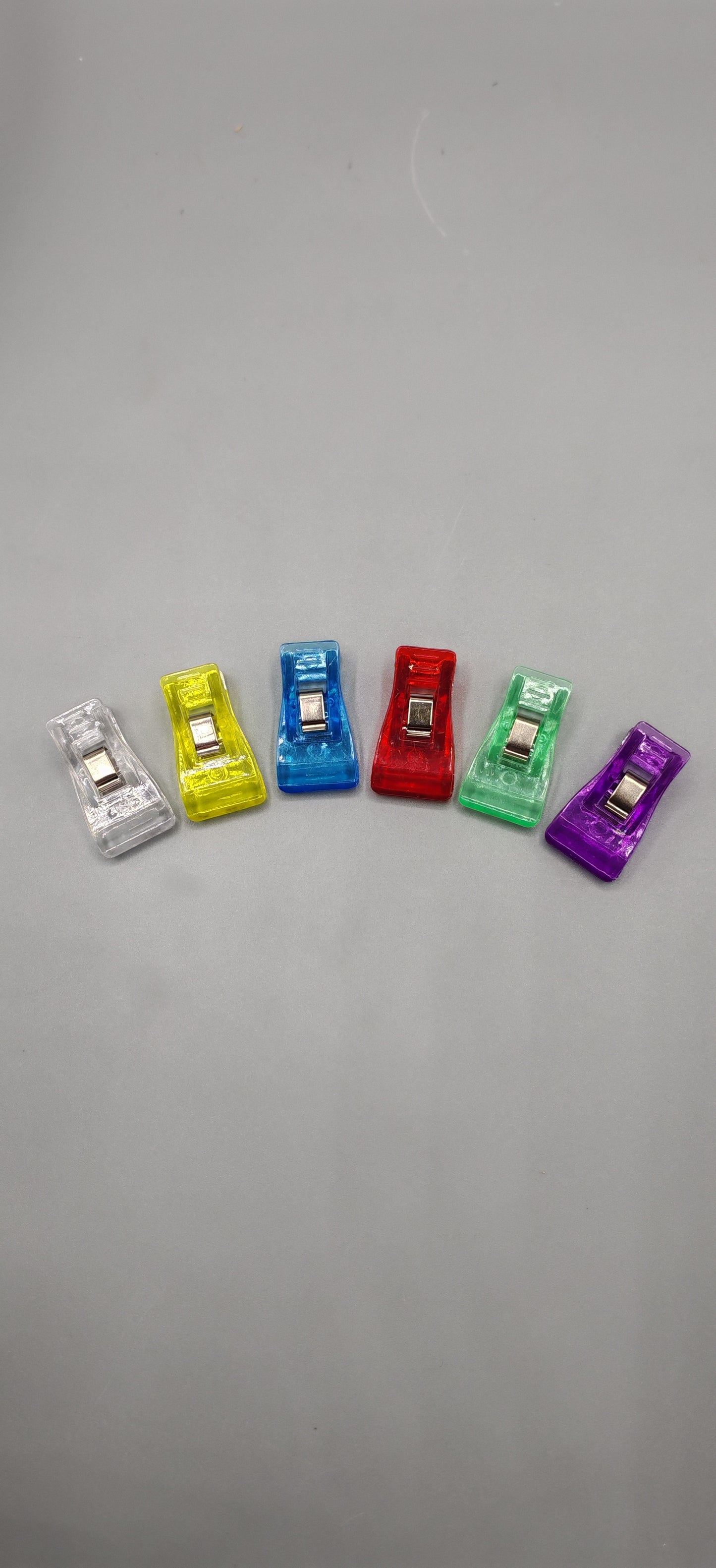Pince en plastique couleur